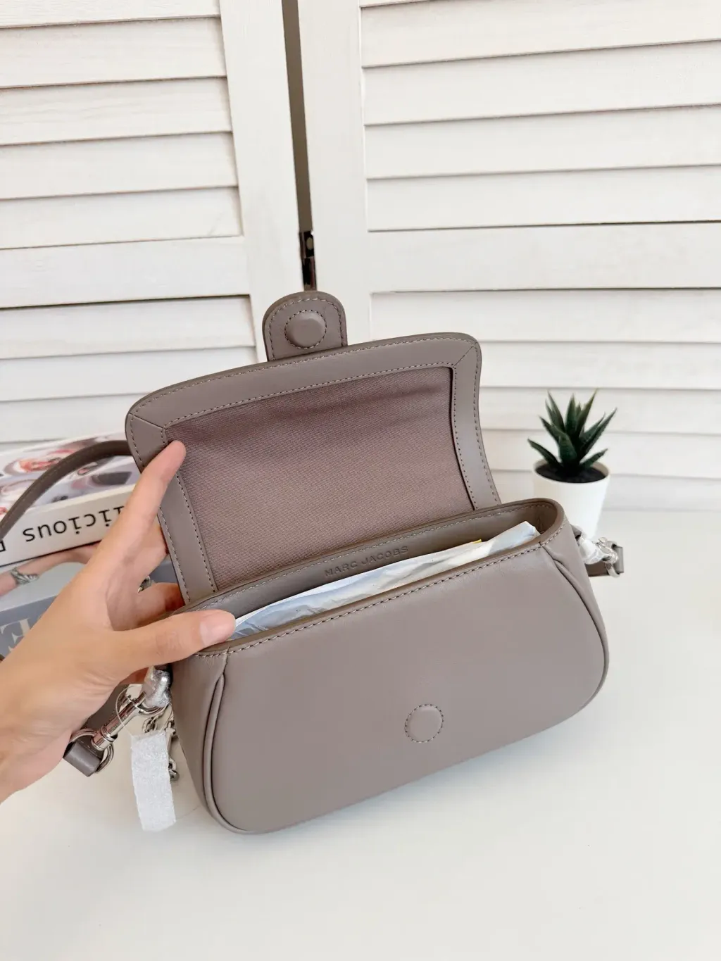 JuzBeauty_JuzBeautyMalaysia_JuzPretty_Authentic_Kbeauty_Malaysia_Skin_Care_Cosmetics_Jbeauty_Health_Care_korean_streetwear_US_Luxury_MARC JACOBS 2P4HSH035H023 The Clover Shoulder Bag In Cement 法棍包8