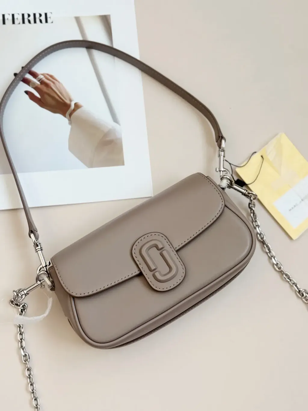 JuzBeauty_JuzBeautyMalaysia_JuzPretty_Authentic_Kbeauty_Malaysia_Skin_Care_Cosmetics_Jbeauty_Health_Care_korean_streetwear_US_Luxury_MARC JACOBS 2P4HSH035H023 The Clover Shoulder Bag In Cement 法棍包6