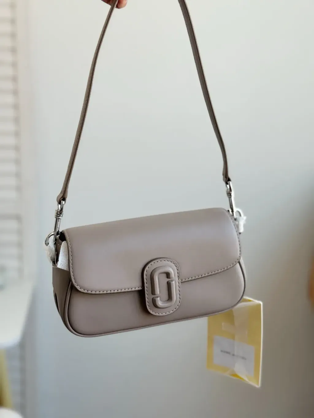 JuzBeauty_JuzBeautyMalaysia_JuzPretty_Authentic_Kbeauty_Malaysia_Skin_Care_Cosmetics_Jbeauty_Health_Care_korean_streetwear_US_Luxury_MARC JACOBS 2P4HSH035H023 The Clover Shoulder Bag In Cement 法棍包5