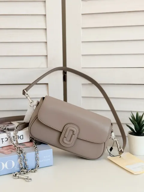 JuzBeauty_JuzBeautyMalaysia_JuzPretty_Authentic_Kbeauty_Malaysia_Skin_Care_Cosmetics_Jbeauty_Health_Care_korean_streetwear_US_Luxury_MARC JACOBS 2P4HSH035H023 The Clover Shoulder Bag In Cement 法棍包9