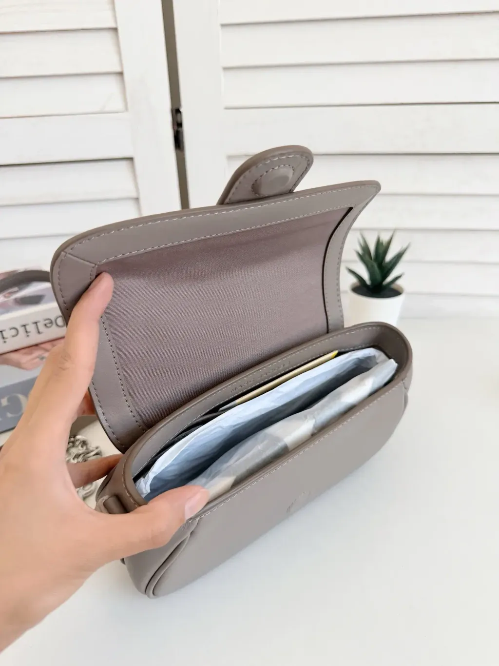 JuzBeauty_JuzBeautyMalaysia_JuzPretty_Authentic_Kbeauty_Malaysia_Skin_Care_Cosmetics_Jbeauty_Health_Care_korean_streetwear_US_Luxury_MARC JACOBS 2P4HSH035H023 The Clover Shoulder Bag In Cement 法棍包7