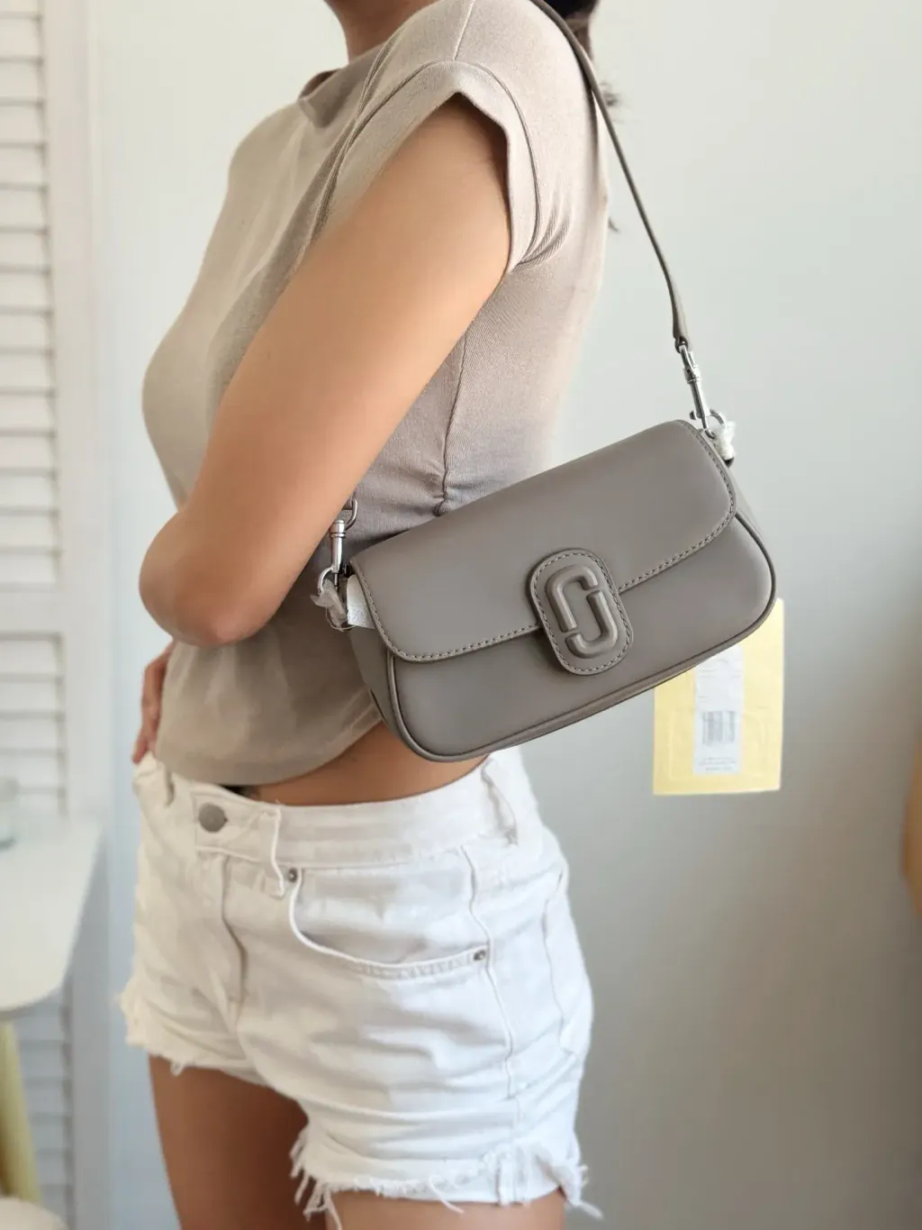 JuzBeauty_JuzBeautyMalaysia_JuzPretty_Authentic_Kbeauty_Malaysia_Skin_Care_Cosmetics_Jbeauty_Health_Care_korean_streetwear_US_Luxury_MARC JACOBS 2P4HSH035H023 The Clover Shoulder Bag In Cement 法棍包3