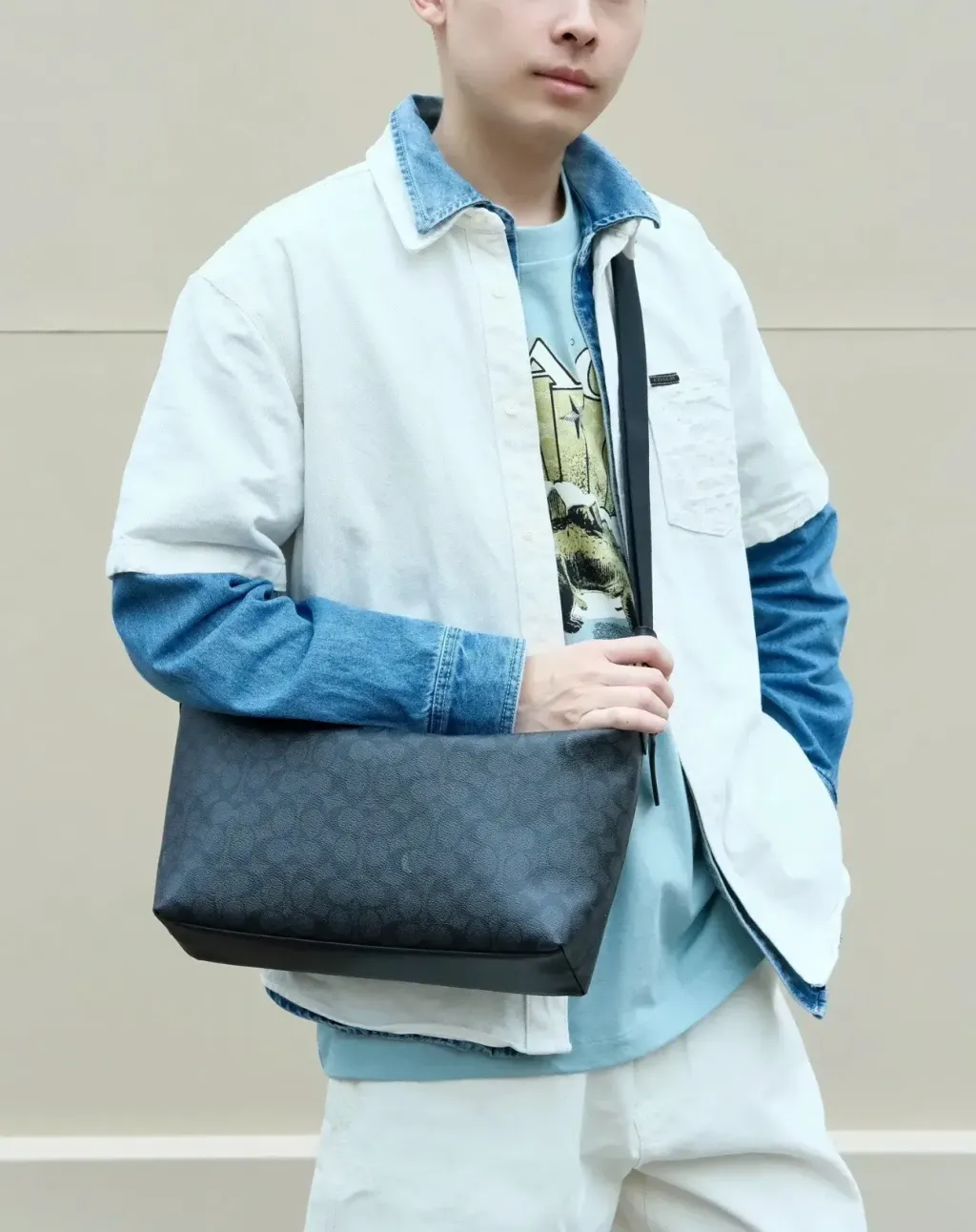 JuzBeauty_JuzBeautyMalaysia_JuzPretty_Authentic_Kbeauty_Malaysia_Skin_Care_Cosmetics_Jbeauty_Health_Care_korean_streetwear_US_Luxury_COACH CAJ91 Finn Crossbody Bag In Signature Canvas Charcoal Black 男款斜挎包7