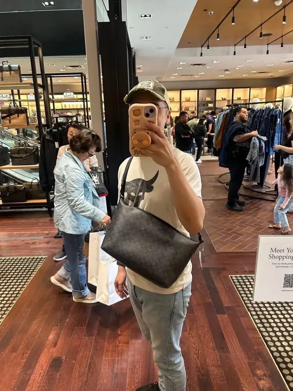 JuzBeauty_JuzBeautyMalaysia_JuzPretty_Authentic_Kbeauty_Malaysia_Skin_Care_Cosmetics_Jbeauty_Health_Care_korean_streetwear_US_Luxury_COACH CAJ91 Finn Crossbody Bag In Signature Canvas Charcoal Black 男款斜挎包5