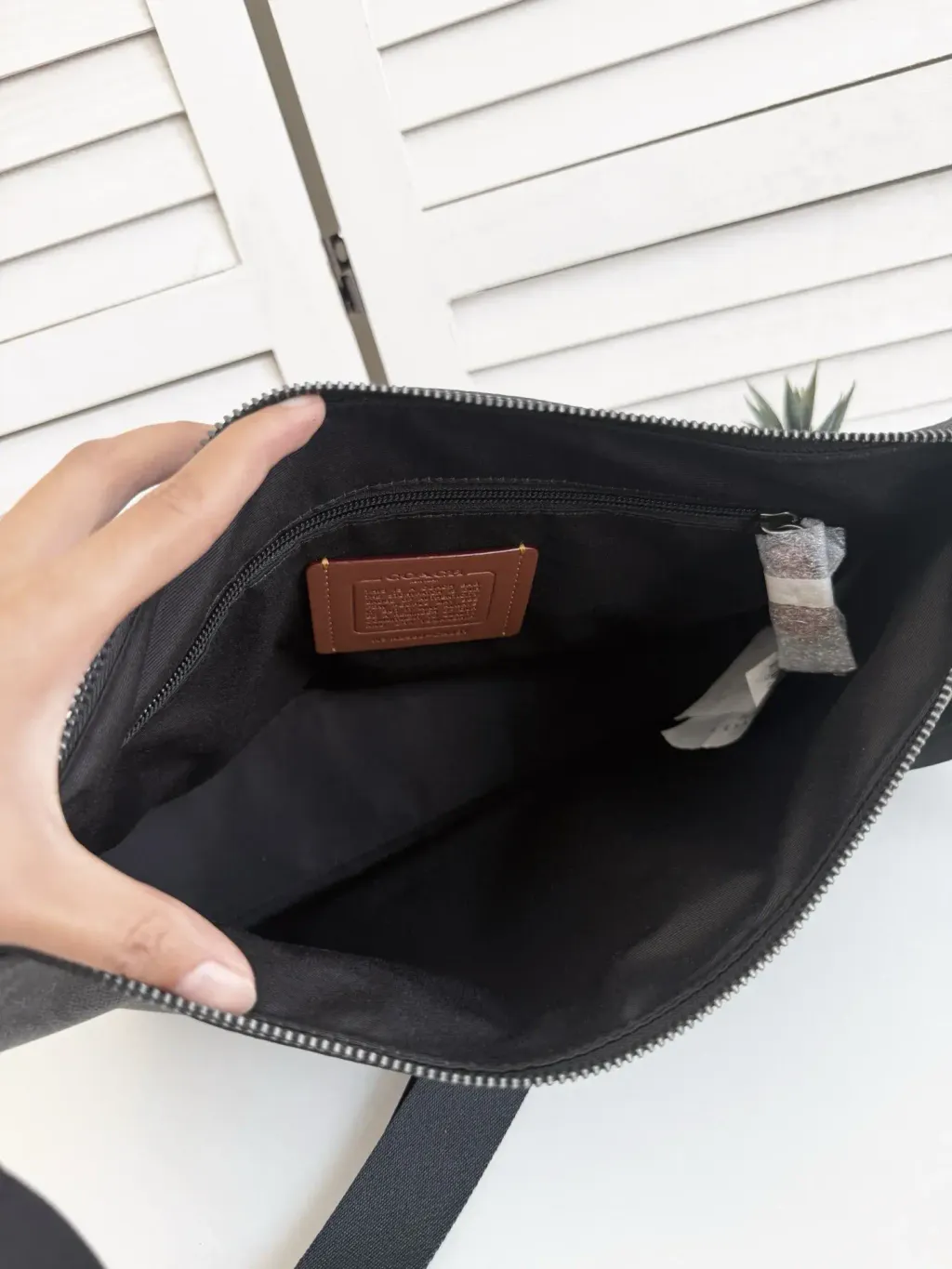 JuzBeauty_JuzBeautyMalaysia_JuzPretty_Authentic_Kbeauty_Malaysia_Skin_Care_Cosmetics_Jbeauty_Health_Care_korean_streetwear_US_Luxury_COACH CAJ91 Finn Crossbody Bag In Signature Canvas Charcoal Black 男款斜挎包2