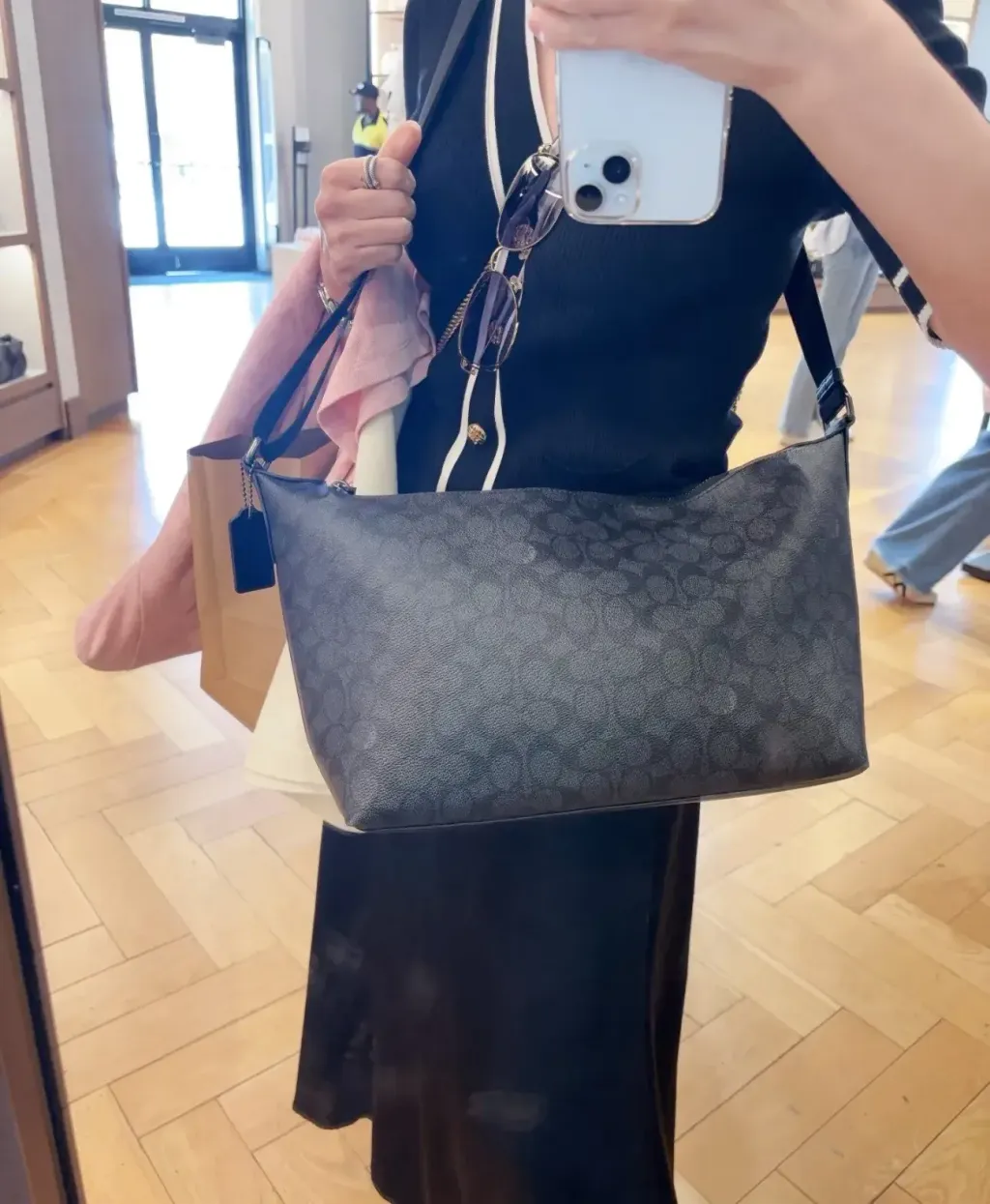JuzBeauty_JuzBeautyMalaysia_JuzPretty_Authentic_Kbeauty_Malaysia_Skin_Care_Cosmetics_Jbeauty_Health_Care_korean_streetwear_US_Luxury_COACH CAJ91 Finn Crossbody Bag In Signature Canvas Charcoal Black 男款斜挎包8