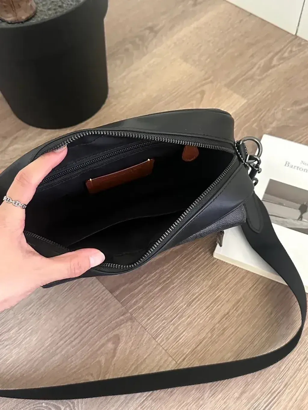 JuzBeauty_JuzBeautyMalaysia_JuzPretty_Authentic_Kbeauty_Malaysia_Skin_Care_Cosmetics_Jbeauty_Health_Care_korean_streetwear_US_Luxury_COACH CZ401 Elias Crossbody In Signature Canvas Qb Charcoal 男款相机包6