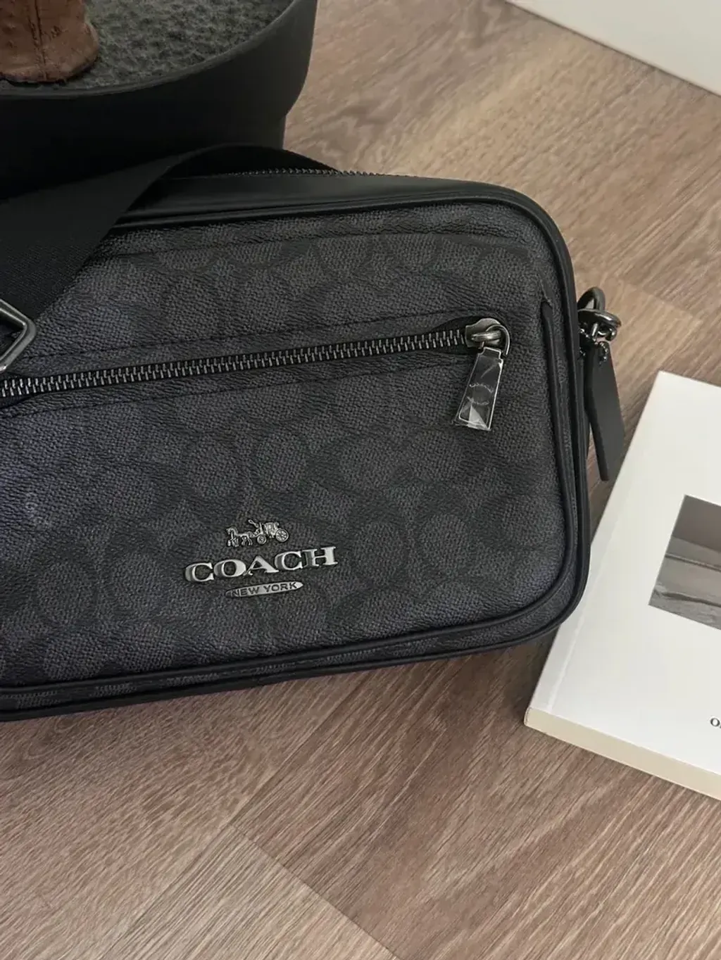 JuzBeauty_JuzBeautyMalaysia_JuzPretty_Authentic_Kbeauty_Malaysia_Skin_Care_Cosmetics_Jbeauty_Health_Care_korean_streetwear_US_Luxury_COACH CZ401 Elias Crossbody In Signature Canvas Qb Charcoal 男款相机包7