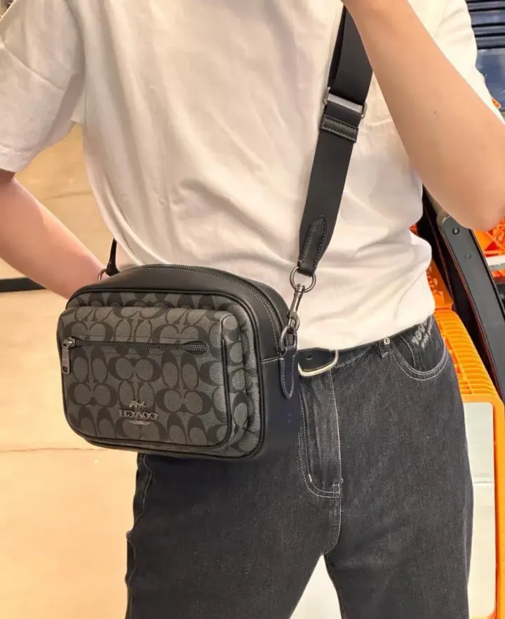 JuzBeauty_JuzBeautyMalaysia_JuzPretty_Authentic_Kbeauty_Malaysia_Skin_Care_Cosmetics_Jbeauty_Health_Care_korean_streetwear_US_Luxury_COACH CZ401 Elias Crossbody In Signature Canvas Qb Charcoal 男款相机包5