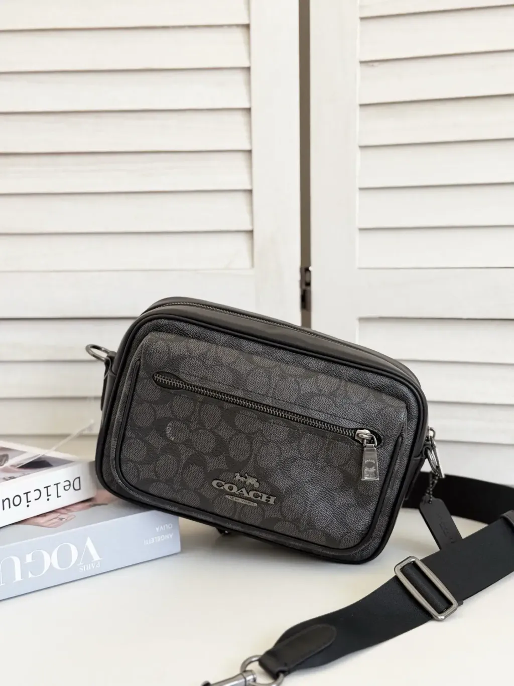 JuzBeauty_JuzBeautyMalaysia_JuzPretty_Authentic_Kbeauty_Malaysia_Skin_Care_Cosmetics_Jbeauty_Health_Care_korean_streetwear_US_Luxury_COACH CZ401 Elias Crossbody In Signature Canvas Qb Charcoal 男款相机包4