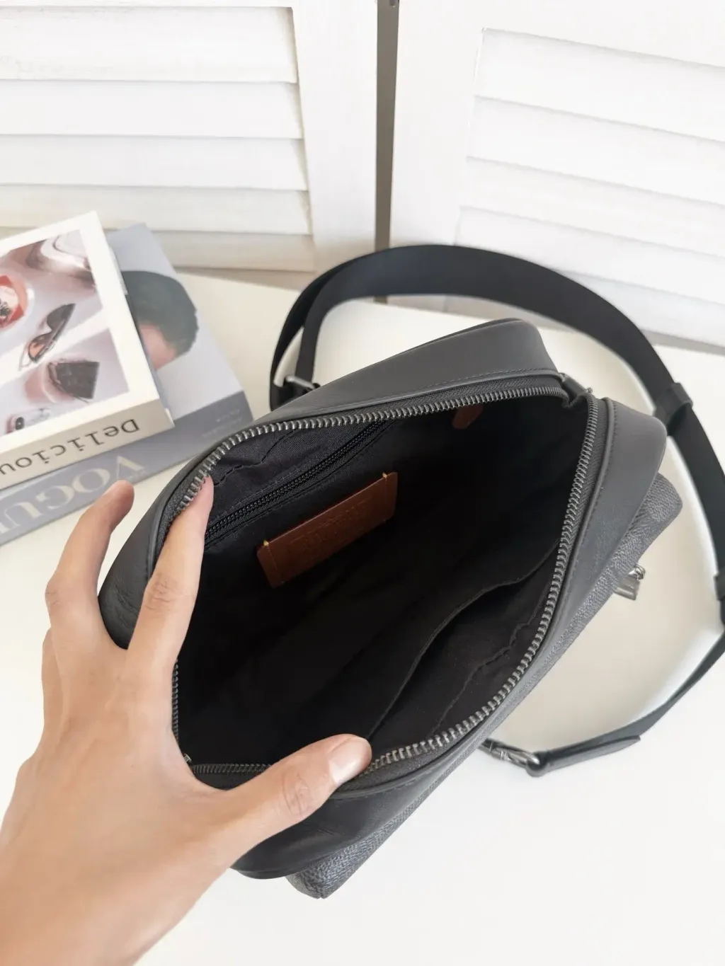 JuzBeauty_JuzBeautyMalaysia_JuzPretty_Authentic_Kbeauty_Malaysia_Skin_Care_Cosmetics_Jbeauty_Health_Care_korean_streetwear_US_Luxury_COACH CZ401 Elias Crossbody In Signature Canvas Qb Charcoal 男款相机包3