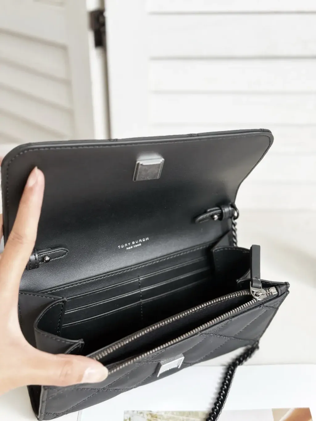 JuzBeauty_JuzBeautyMalaysia_JuzPretty_Authentic_Kbeauty_Malaysia_Skin_Care_Cosmetics_Jbeauty_Health_Care_korean_streetwear_US_Luxury_Tory Burch 150059 Willa Matte Chain Wallet in Black WOC 斜挎包5