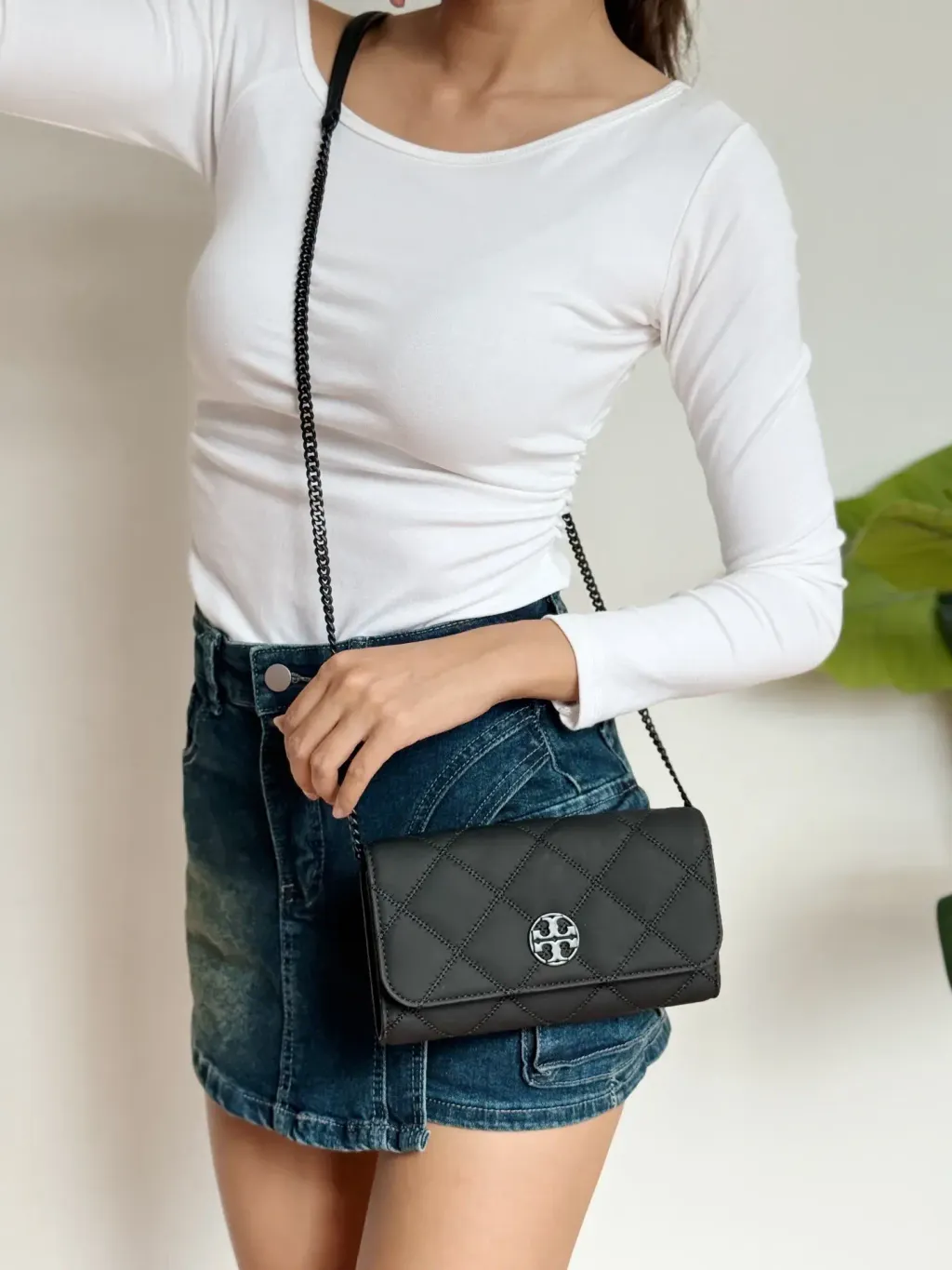 JuzBeauty_JuzBeautyMalaysia_JuzPretty_Authentic_Kbeauty_Malaysia_Skin_Care_Cosmetics_Jbeauty_Health_Care_korean_streetwear_US_Luxury_Tory Burch 150059 Willa Matte Chain Wallet in Black WOC 斜挎包3