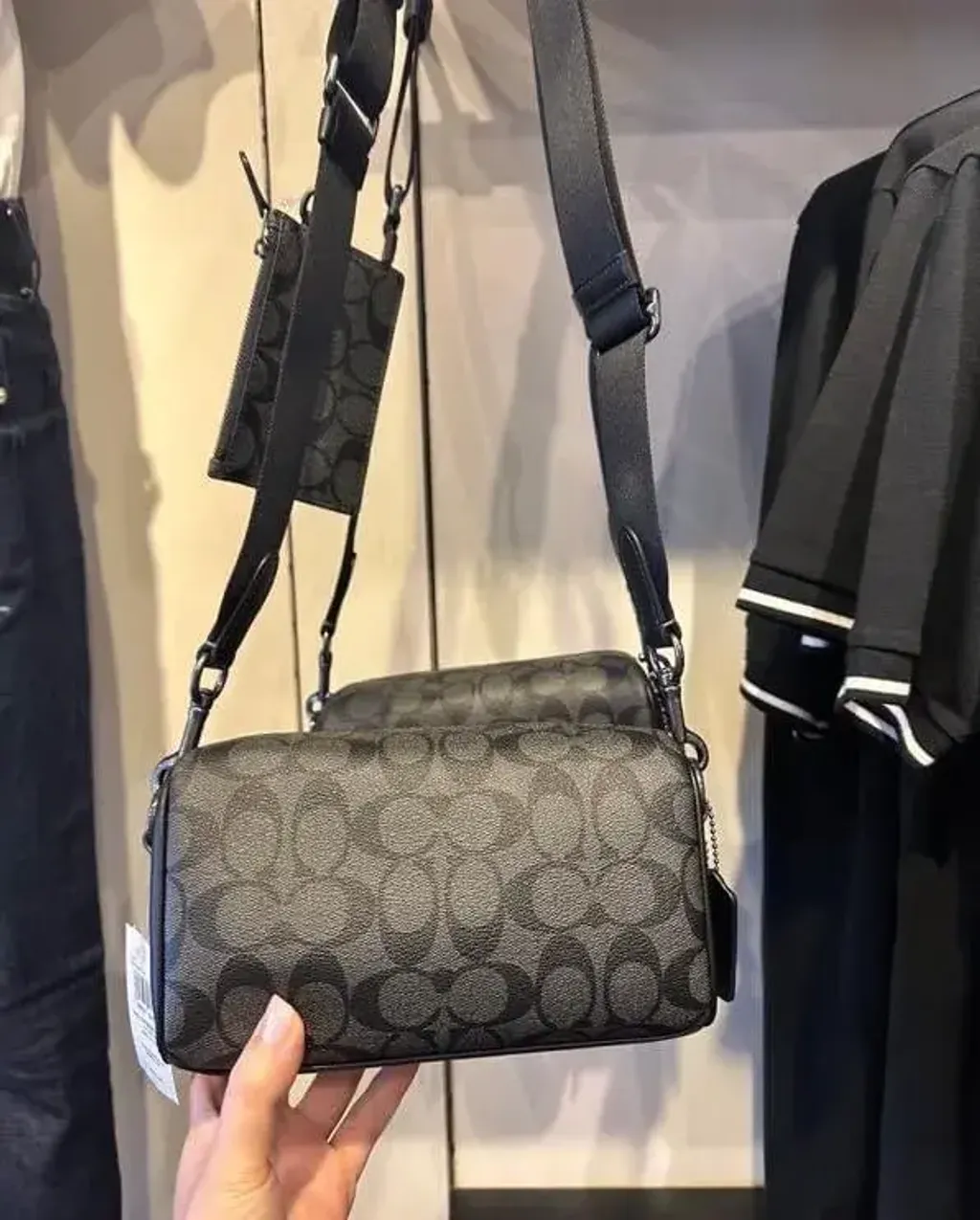JuzBeauty_JuzBeautyMalaysia_JuzPretty_Authentic_Kbeauty_Malaysia_Skin_Care_Cosmetics_Jbeauty_Health_Care_korean_streetwear_US_Luxury_COACH CV762 Axel Crossbody In Signature Canvas In Qb:Charcoal 男款斜挎包12