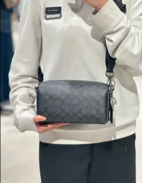 JuzBeauty_JuzBeautyMalaysia_JuzPretty_Authentic_Kbeauty_Malaysia_Skin_Care_Cosmetics_Jbeauty_Health_Care_korean_streetwear_US_Luxury_COACH CV762 Axel Crossbody In Signature Canvas In Qb:Charcoal 男款斜挎包1