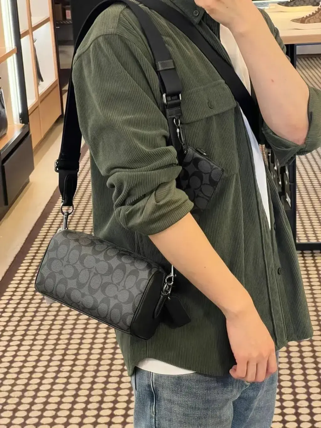 JuzBeauty_JuzBeautyMalaysia_JuzPretty_Authentic_Kbeauty_Malaysia_Skin_Care_Cosmetics_Jbeauty_Health_Care_korean_streetwear_US_Luxury_COACH CV762 Axel Crossbody In Signature Canvas In Qb:Charcoal 男款斜挎包11