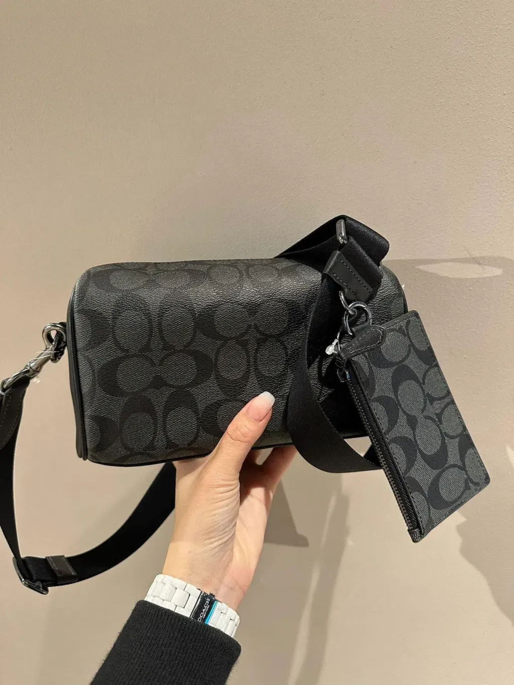 JuzBeauty_JuzBeautyMalaysia_JuzPretty_Authentic_Kbeauty_Malaysia_Skin_Care_Cosmetics_Jbeauty_Health_Care_korean_streetwear_US_Luxury_COACH CV762 Axel Crossbody In Signature Canvas In Qb:Charcoal 男款斜挎包10
