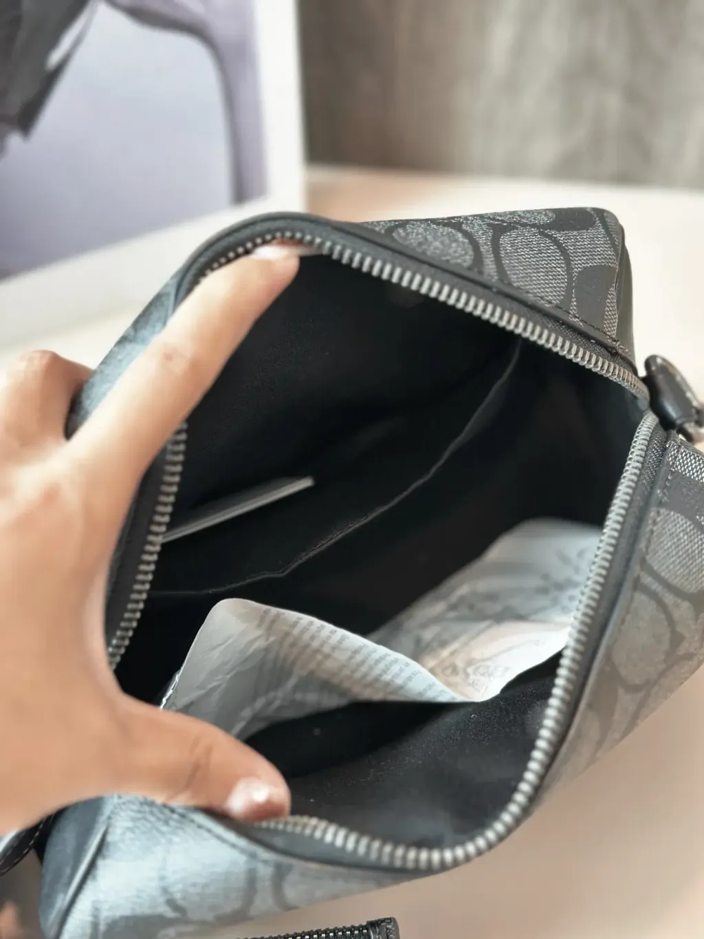 JuzBeauty_JuzBeautyMalaysia_JuzPretty_Authentic_Kbeauty_Malaysia_Skin_Care_Cosmetics_Jbeauty_Health_Care_korean_streetwear_US_Luxury_COACH CV762 Axel Crossbody In Signature Canvas In Qb:Charcoal 男款斜挎包5