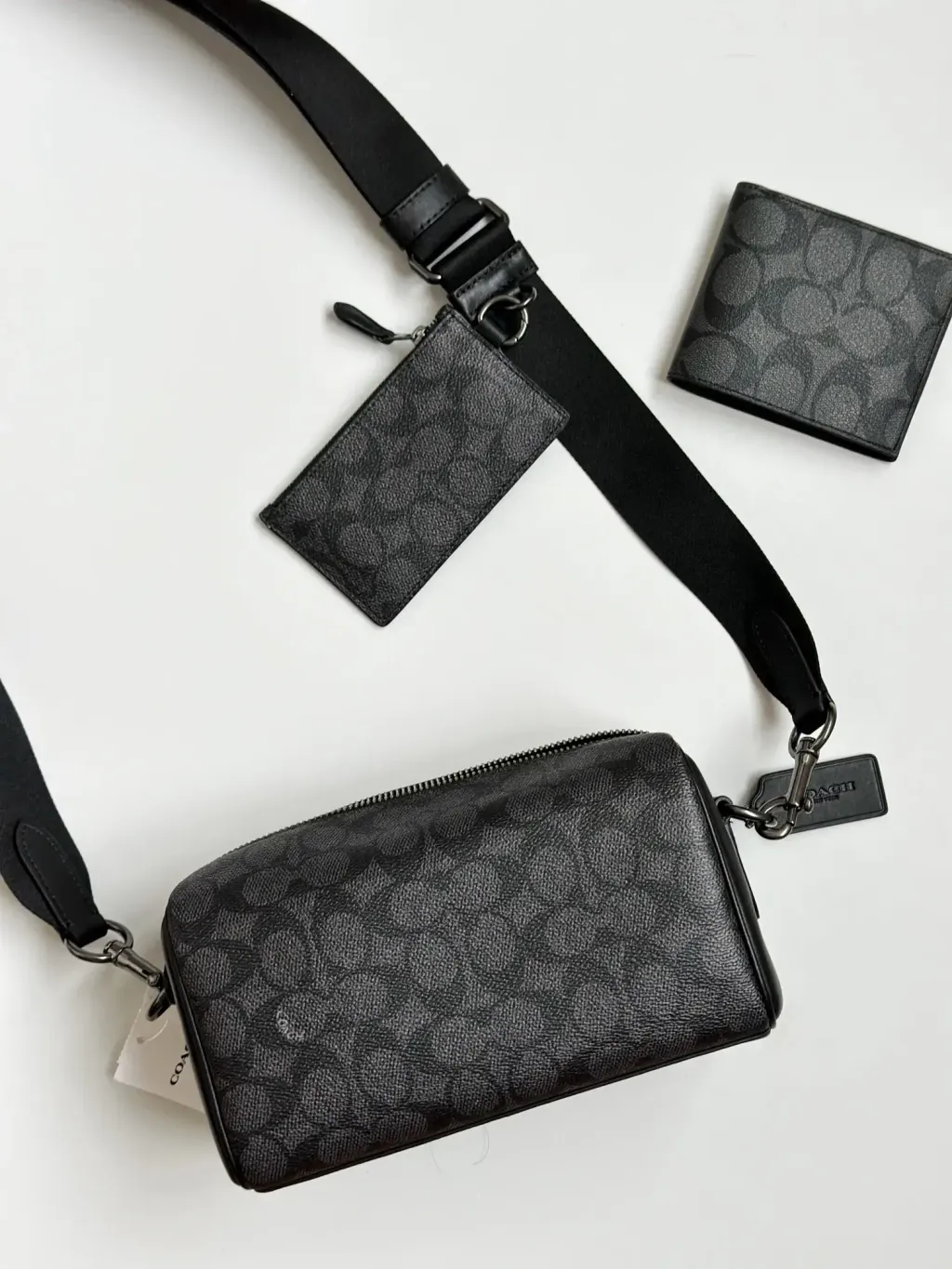 JuzBeauty_JuzBeautyMalaysia_JuzPretty_Authentic_Kbeauty_Malaysia_Skin_Care_Cosmetics_Jbeauty_Health_Care_korean_streetwear_US_Luxury_COACH CV762 Axel Crossbody In Signature Canvas In Qb:Charcoal 男款斜挎包3