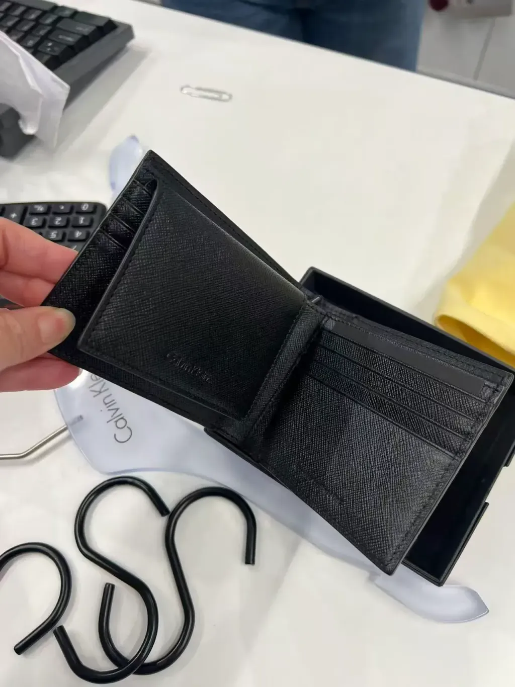 JuzBeauty_JuzBeautyMalaysia_JuzPretty_Authentic_Kbeauty_Malaysia_Skin_Care_Cosmetics_Jbeauty_Health_Care_korean_streetwear_US_Luxury_CALVIN KLEIN SP40603827 Men Wallet In Black 男款钱包6