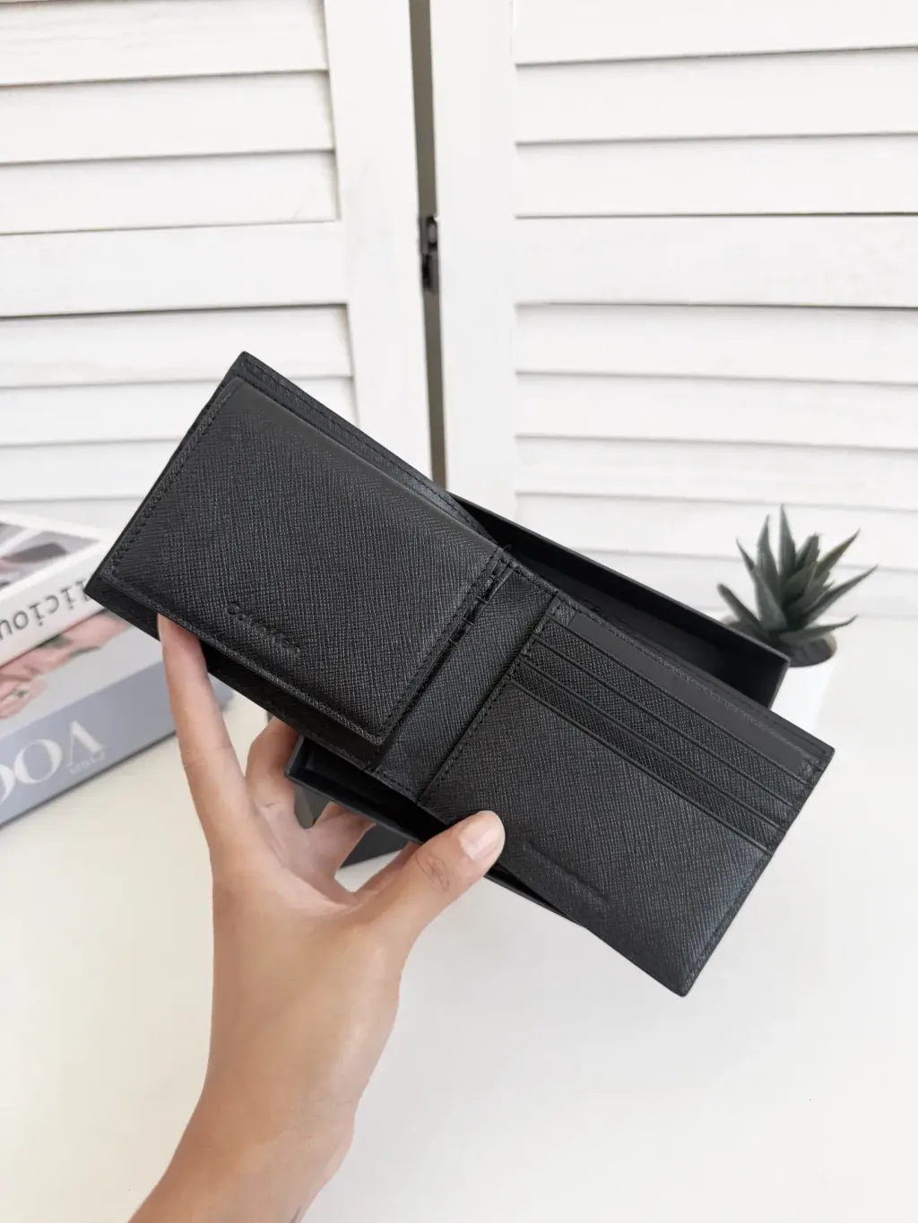 JuzBeauty_JuzBeautyMalaysia_JuzPretty_Authentic_Kbeauty_Malaysia_Skin_Care_Cosmetics_Jbeauty_Health_Care_korean_streetwear_US_Luxury_CALVIN KLEIN SP40603827 Men Wallet In Black 男款钱包4