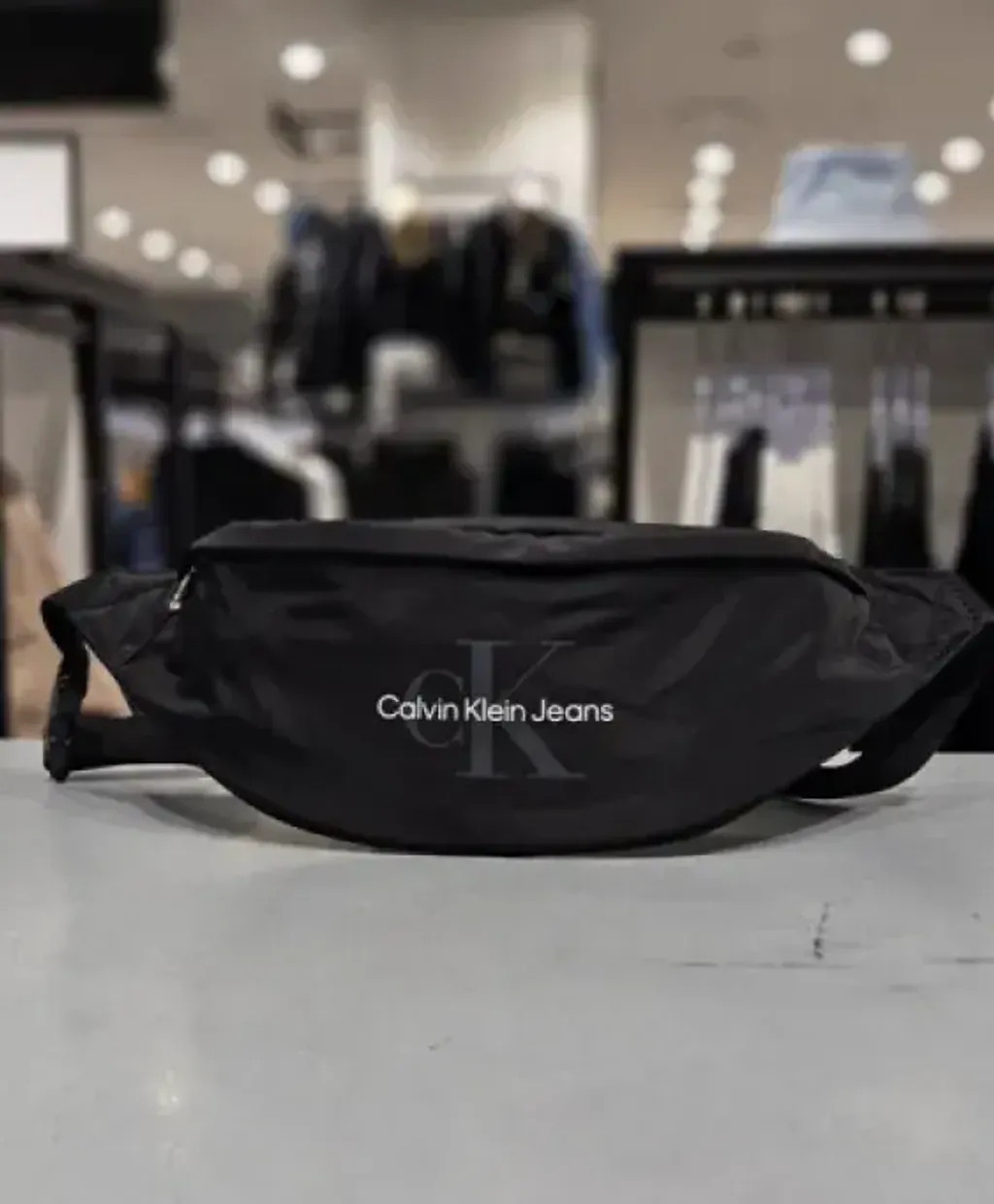 JuzBeauty_JuzBeautyMalaysia_JuzPretty_Authentic_Kbeauty_Malaysia_Skin_Care_Cosmetics_Jbeauty_Health_Care_korean_streetwear_US_Luxury_CALVIN KLEIN SP40603813 Nylon Belt Bag In Black 胸包4