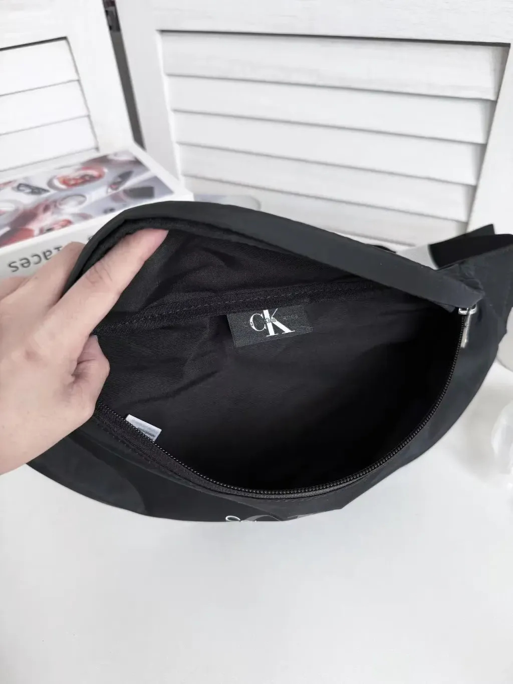 JuzBeauty_JuzBeautyMalaysia_JuzPretty_Authentic_Kbeauty_Malaysia_Skin_Care_Cosmetics_Jbeauty_Health_Care_korean_streetwear_US_Luxury_CALVIN KLEIN SP40603813 Nylon Belt Bag In Black 胸包2