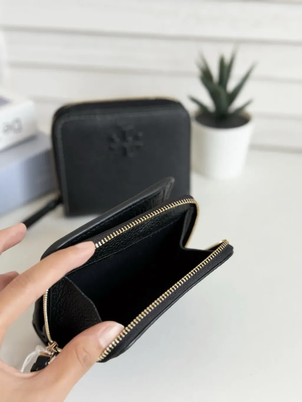 JuzBeauty_JuzBeautyMalaysia_JuzPretty_Authentic_Kbeauty_Malaysia_Skin_Care_Cosmetics_Jbeauty_Health_Care_korean_streetwear_US_Luxury_TORY BURCH 146463 Thea Bifold Wallet In Black 钱包5
