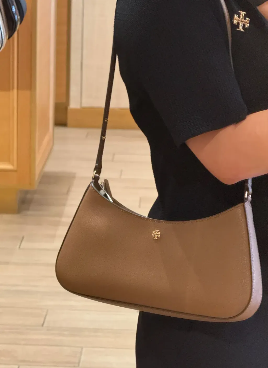 JuzBeauty_JuzBeautyMalaysia_JuzPretty_Authentic_Kbeauty_Malaysia_Skin_Care_Cosmetics_Jbeauty_Health_Care_korean_streetwear_US_Luxury_TORY BURCH 171577 Emerson Shoulder Bag In Moose 腋下包4