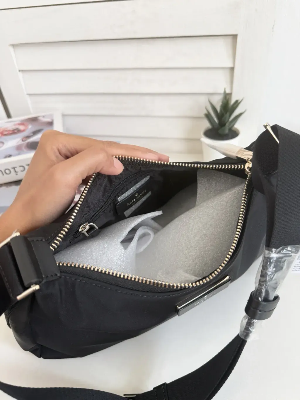 JuzBeauty_JuzBeautyMalaysia_JuzPretty_Authentic_Kbeauty_Malaysia_Skin_Care_Cosmetics_Jbeauty_Health_Care_korean_streetwear_US_Luxury_KATE SPADE KL967 Carter Nylon Small Shoulder Bag In Black 单肩包12