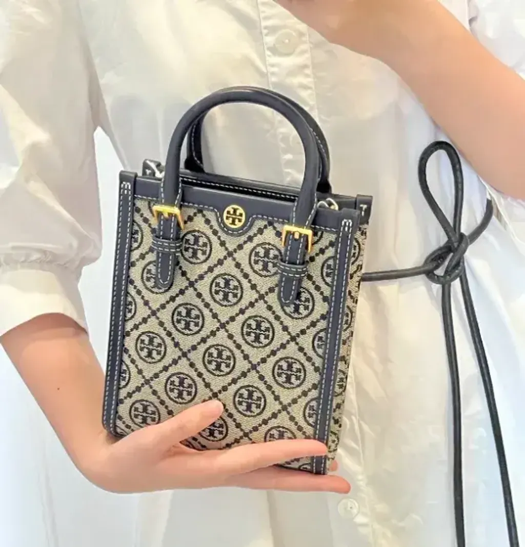 JuzBeauty_JuzBeautyMalaysia_JuzPretty_Authentic_Kbeauty_Malaysia_Skin_Care_Cosmetics_Jbeauty_Health_Care_korean_streetwear_US_Luxury_TORY BURCH 87146 T Monogram Jacquard Mini Tote Bag In Navy 托特包14