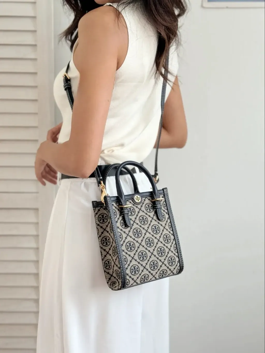 JuzBeauty_JuzBeautyMalaysia_JuzPretty_Authentic_Kbeauty_Malaysia_Skin_Care_Cosmetics_Jbeauty_Health_Care_korean_streetwear_US_Luxury_TORY BURCH 87146 T Monogram Jacquard Mini Tote Bag In Navy 托特包2