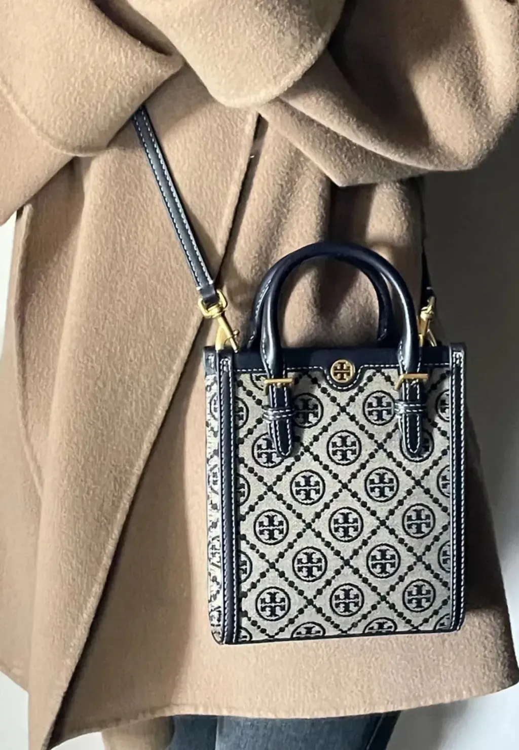 JuzBeauty_JuzBeautyMalaysia_JuzPretty_Authentic_Kbeauty_Malaysia_Skin_Care_Cosmetics_Jbeauty_Health_Care_korean_streetwear_US_Luxury_TORY BURCH 87146 T Monogram Jacquard Mini Tote Bag In Navy 托特包15