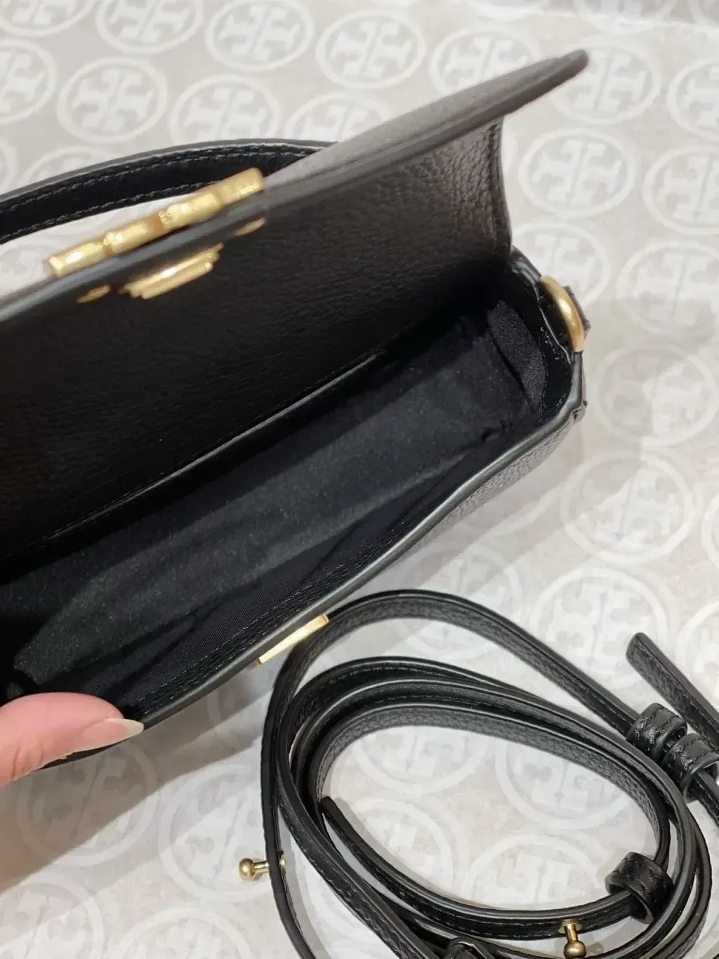 JuzBeauty_JuzBeautyMalaysia_JuzPretty_Authentic_Kbeauty_Malaysia_Skin_Care_Cosmetics_Jbeauty_Health_Care_korean_streetwear_US_Luxury_TORY BURCH 149645 Britten Mini Top Handle In Black 斜挎包7