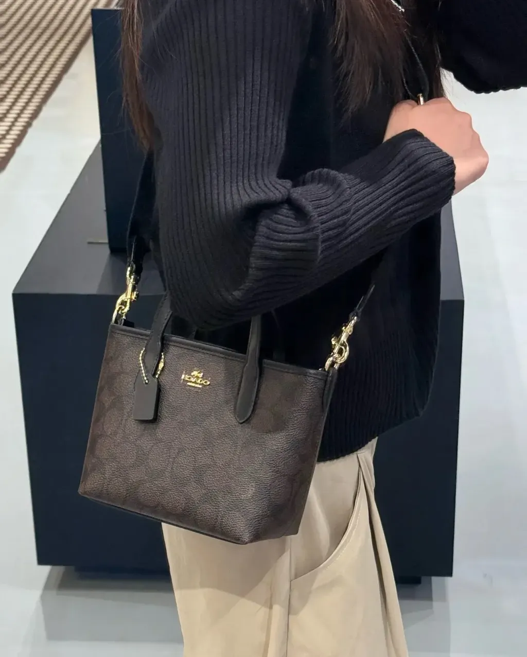 JuzBeauty_JuzBeautyMalaysia_JuzPretty_Authentic_Kbeauty_Malaysia_Skin_Care_Cosmetics_Jbeauty_Health_Care_korean_streetwear_US_Luxury_COACH CW032 City Mini Tote Bag In Signature Canvas Walnut:Black 托特包11