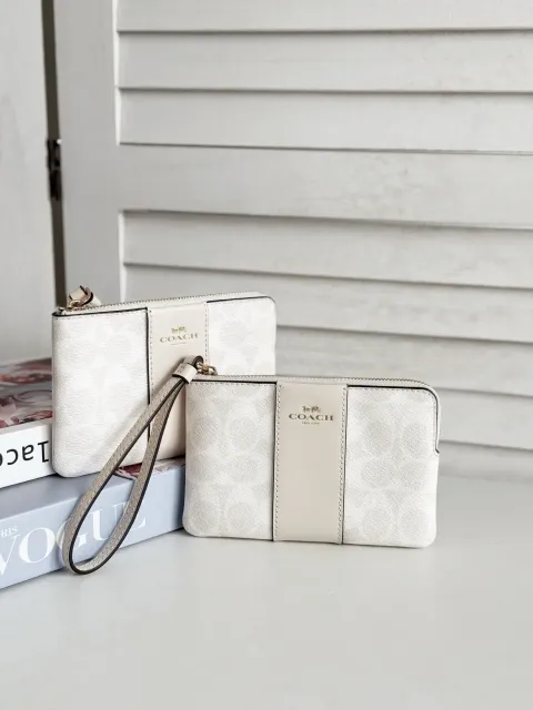 JuzBeauty_JuzBeautyMalaysia_JuzPretty_Authentic_Kbeauty_Malaysia_Skin_Care_Cosmetics_Jbeauty_Health_Care_korean_streetwear_US_Luxury_COACH CW854 Corner Zip Wristlet In Signature Canvas White Chalk手拿包3