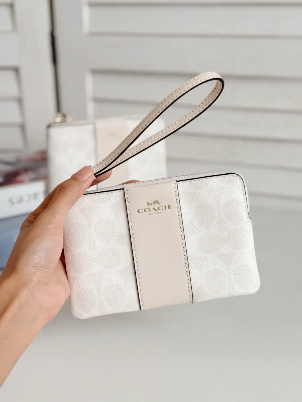 JuzBeauty_JuzBeautyMalaysia_JuzPretty_Authentic_Kbeauty_Malaysia_Skin_Care_Cosmetics_Jbeauty_Health_Care_korean_streetwear_US_Luxury_COACH CW854 Corner Zip Wristlet In Signature Canvas White Chalk手拿包1