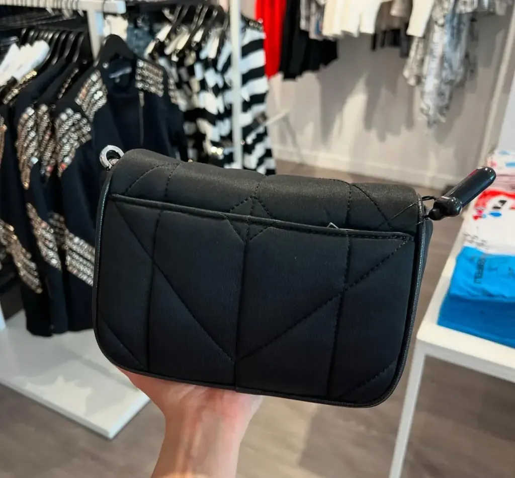 JuzBeauty_JuzBeautyMalaysia_JuzPretty_Authentic_Kbeauty_Malaysia_Skin_Care_Cosmetics_Jbeauty_Health_Care_korean_streetwear_US_Luxury_KARL LAGERFELD LH3EE4CC Voyage Logo Crossbody In Black 斜挎包3