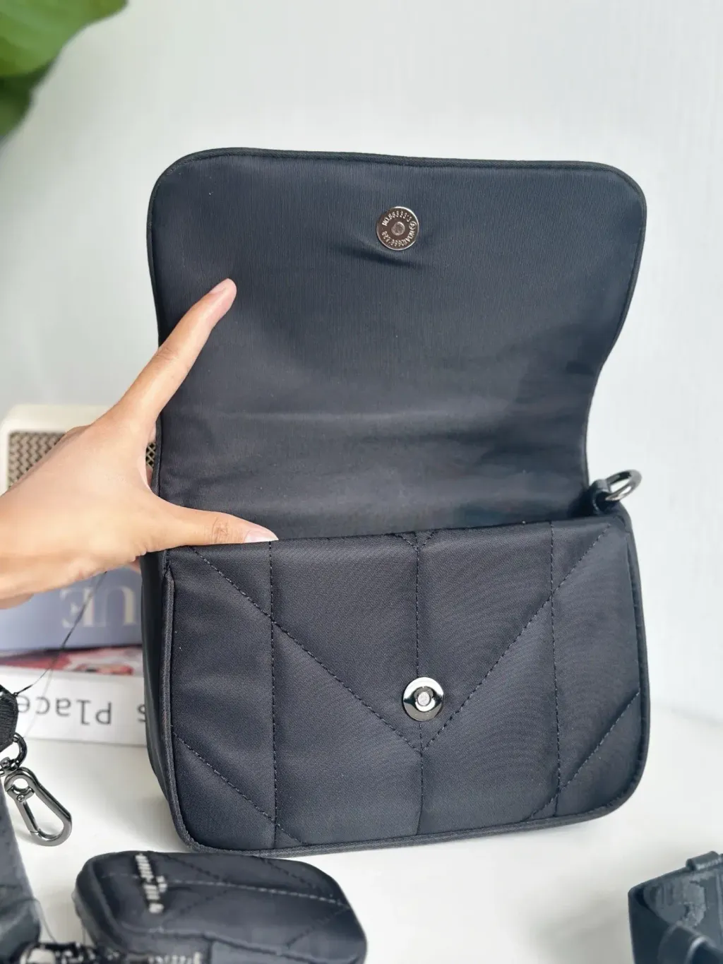 JuzBeauty_JuzBeautyMalaysia_JuzPretty_Authentic_Kbeauty_Malaysia_Skin_Care_Cosmetics_Jbeauty_Health_Care_korean_streetwear_US_Luxury_KARL LAGERFELD LH3EE4CC Voyage Logo Crossbody In Black 斜挎包8