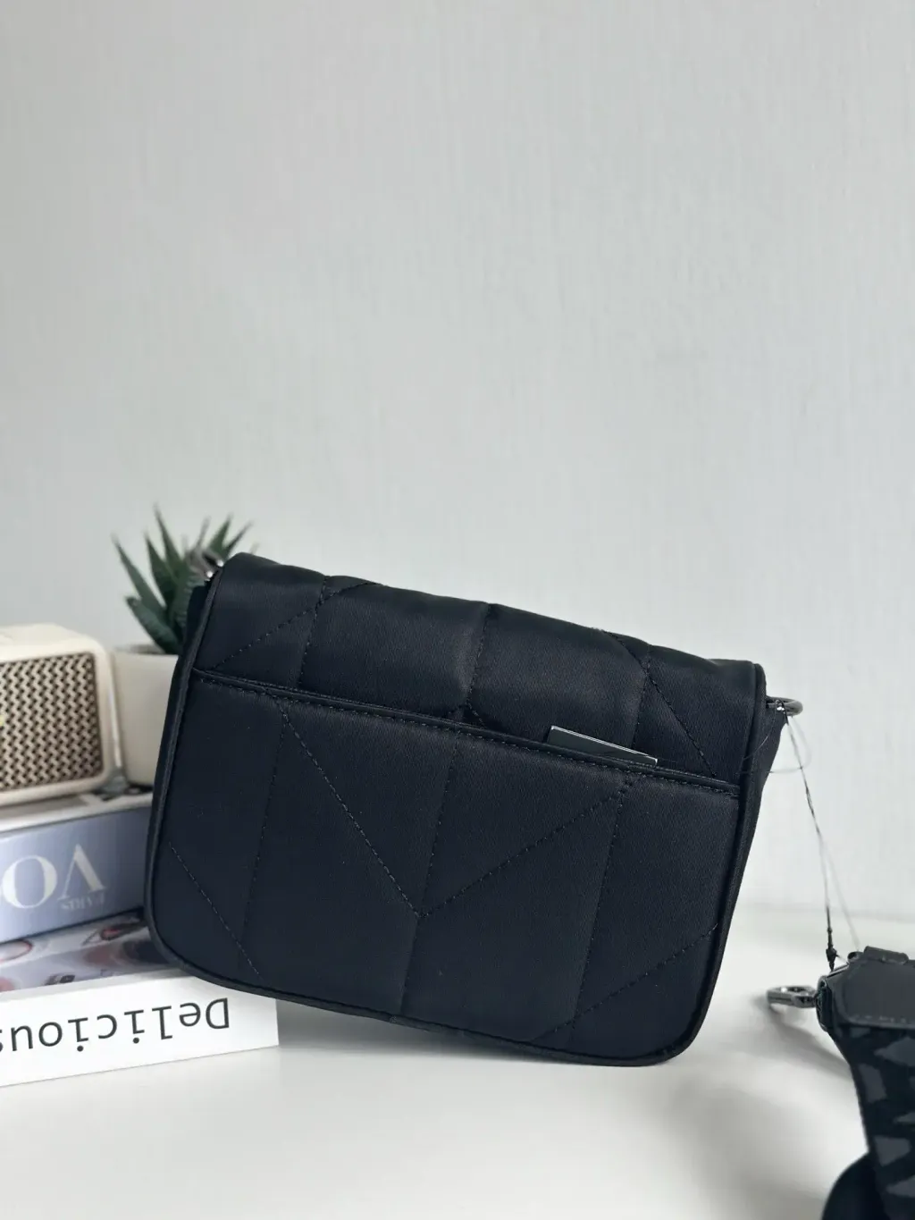 JuzBeauty_JuzBeautyMalaysia_JuzPretty_Authentic_Kbeauty_Malaysia_Skin_Care_Cosmetics_Jbeauty_Health_Care_korean_streetwear_US_Luxury_KARL LAGERFELD LH3EE4CC Voyage Logo Crossbody In Black 斜挎包6