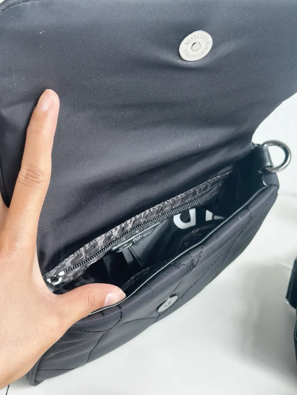 JuzBeauty_JuzBeautyMalaysia_JuzPretty_Authentic_Kbeauty_Malaysia_Skin_Care_Cosmetics_Jbeauty_Health_Care_korean_streetwear_US_Luxury_KARL LAGERFELD LH3EE4CC Voyage Logo Crossbody In Black 斜挎包7