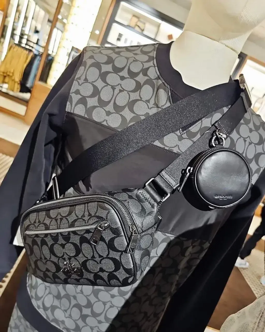 JuzBeauty_JuzBeautyMalaysia_JuzPretty_Authentic_Kbeauty_Malaysia_Skin_Care_Cosmetics_Jbeauty_Health_Care_korean_streetwear_US_Luxury_COACH CZ400 Elias Belt Bag In Signature Canvas In Charcoal Black 男士胸包11