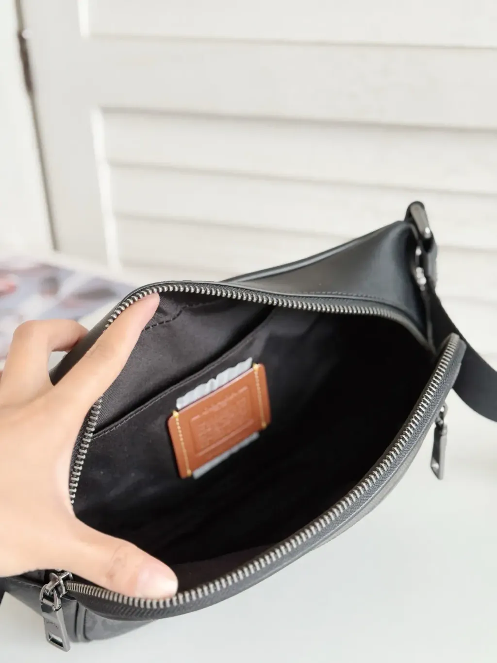 JuzBeauty_JuzBeautyMalaysia_JuzPretty_Authentic_Kbeauty_Malaysia_Skin_Care_Cosmetics_Jbeauty_Health_Care_korean_streetwear_US_Luxury_COACH CZ400 Elias Belt Bag In Signature Canvas In Charcoal Black 男士胸包3