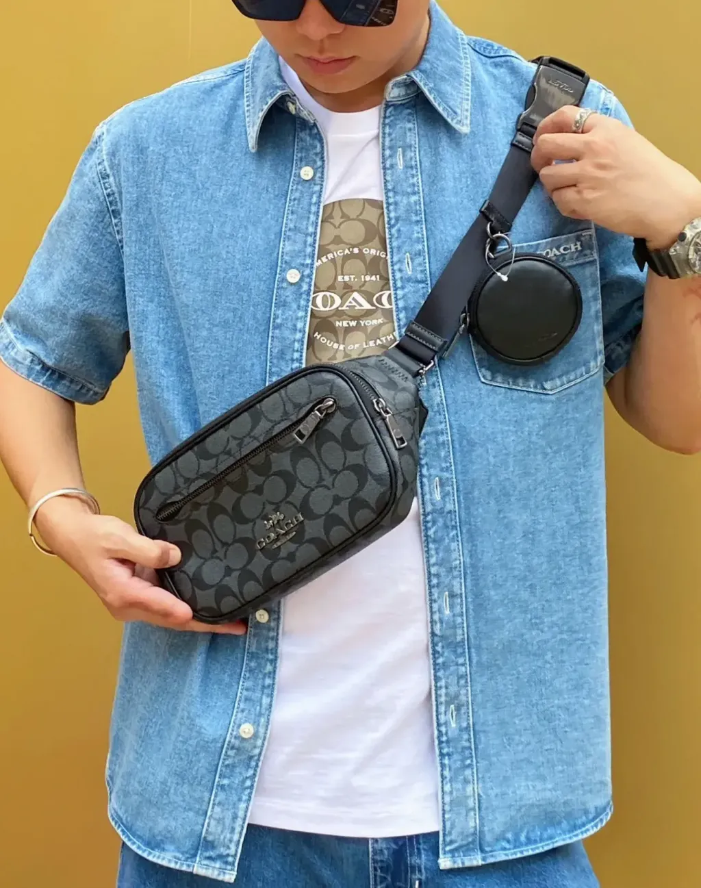JuzBeauty_JuzBeautyMalaysia_JuzPretty_Authentic_Kbeauty_Malaysia_Skin_Care_Cosmetics_Jbeauty_Health_Care_korean_streetwear_US_Luxury_COACH CZ400 Elias Belt Bag In Signature Canvas In Charcoal Black 男士胸包1