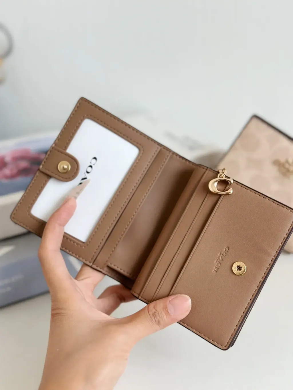 JuzBeauty_JuzBeautyMalaysia_JuzPretty_Authentic_Kbeauty_Malaysia_Skin_Care_Cosmetics_Jbeauty_Health_Care_korean_streetwear_US_Luxury_COACH CW789 Snap Wallet In Signature Canvas In Sand-Chalk 钱包2