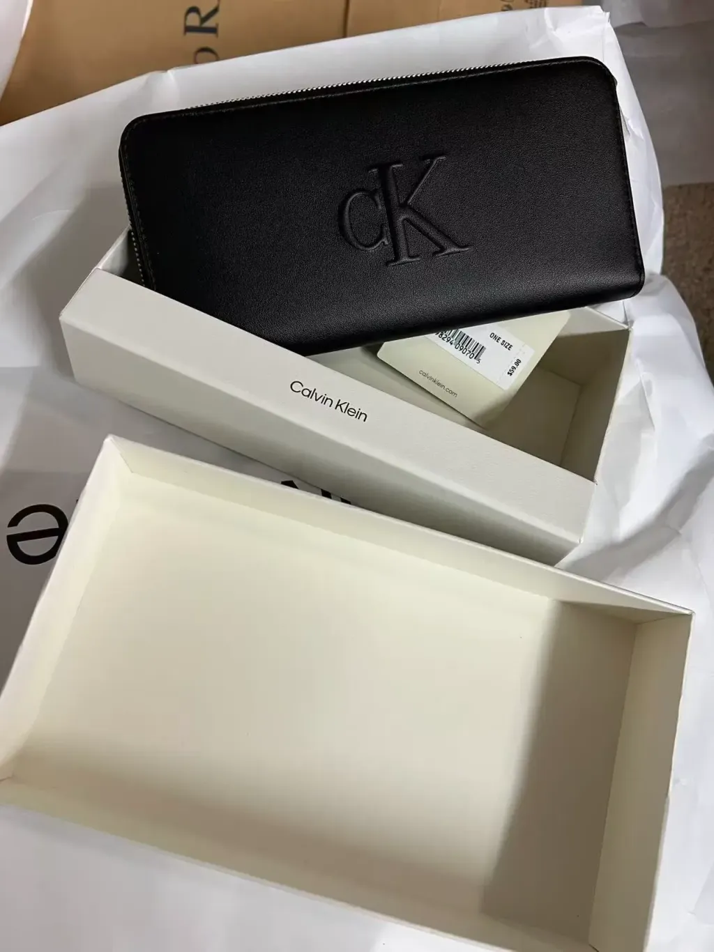 JuzBeauty_JuzBeautyMalaysia_JuzPretty_Authentic_Kbeauty_Malaysia_Skin_Care_Cosmetics_Jbeauty_Health_Care_korean_streetwear_US_Luxury_CALVIN KLEIN SP40617912 Men Zip Long Wallet Boxed Set 男款钱包4