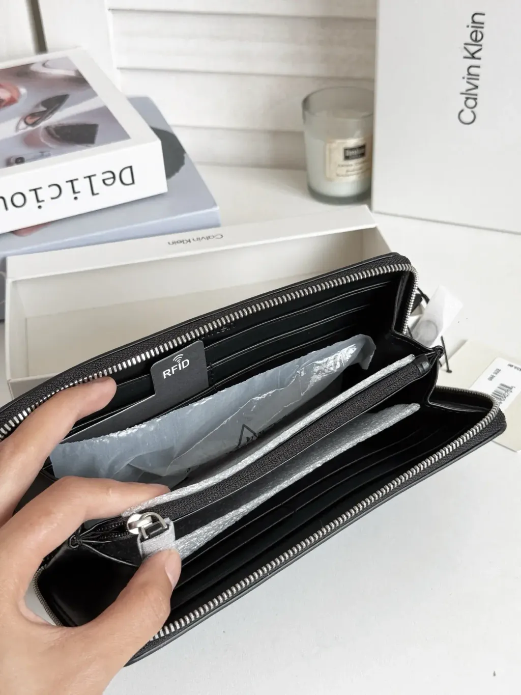 JuzBeauty_JuzBeautyMalaysia_JuzPretty_Authentic_Kbeauty_Malaysia_Skin_Care_Cosmetics_Jbeauty_Health_Care_korean_streetwear_US_Luxury_CALVIN KLEIN SP40617912 Men Zip Long Wallet Boxed Set 男款钱包1