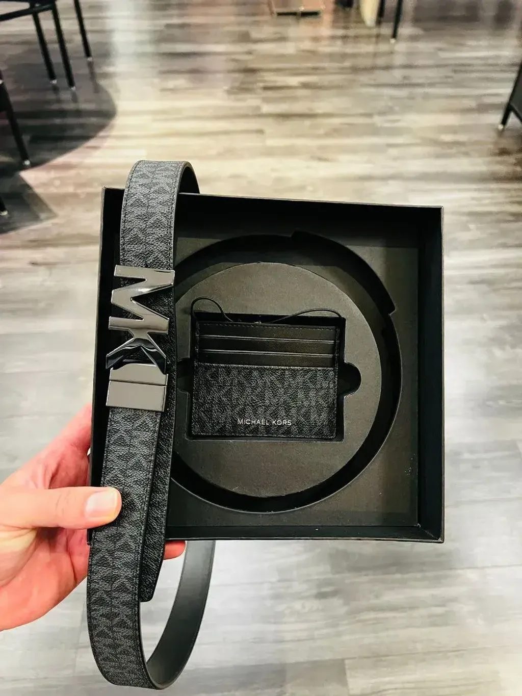 JuzBeauty_JuzBeautyMalaysia_JuzPretty_Authentic_Kbeauty_Malaysia_Skin_Care_Cosmetics_Jbeauty_Health_Care_korean_streetwear_US_Luxury_MICHAEL KORS 36S4LGFY6B Signature Logo Card Case And Belt Gift Set In Black 卡包+腰带礼盒4