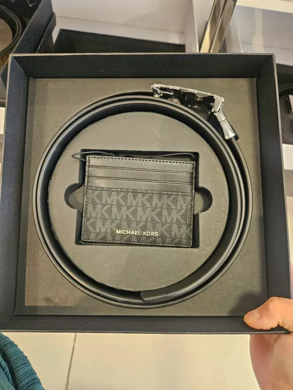 JuzBeauty_JuzBeautyMalaysia_JuzPretty_Authentic_Kbeauty_Malaysia_Skin_Care_Cosmetics_Jbeauty_Health_Care_korean_streetwear_US_Luxury_MICHAEL KORS 36S4LGFY6B Signature Logo Card Case And Belt Gift Set In Black 卡包+腰带礼盒5