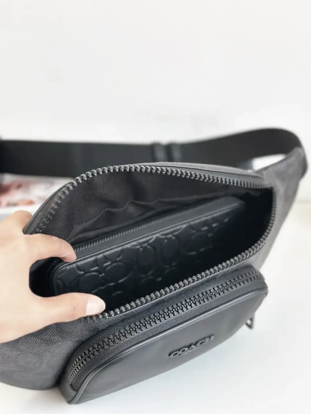 JuzBeauty_JuzBeautyMalaysia_JuzPretty_Authentic_Kbeauty_Malaysia_Skin_Care_Cosmetics_Jbeauty_Health_Care_korean_streetwear_US_Luxury_COACH CBF77 Racer Belt Bag In Signature Charcoal:Black 男款胸包3